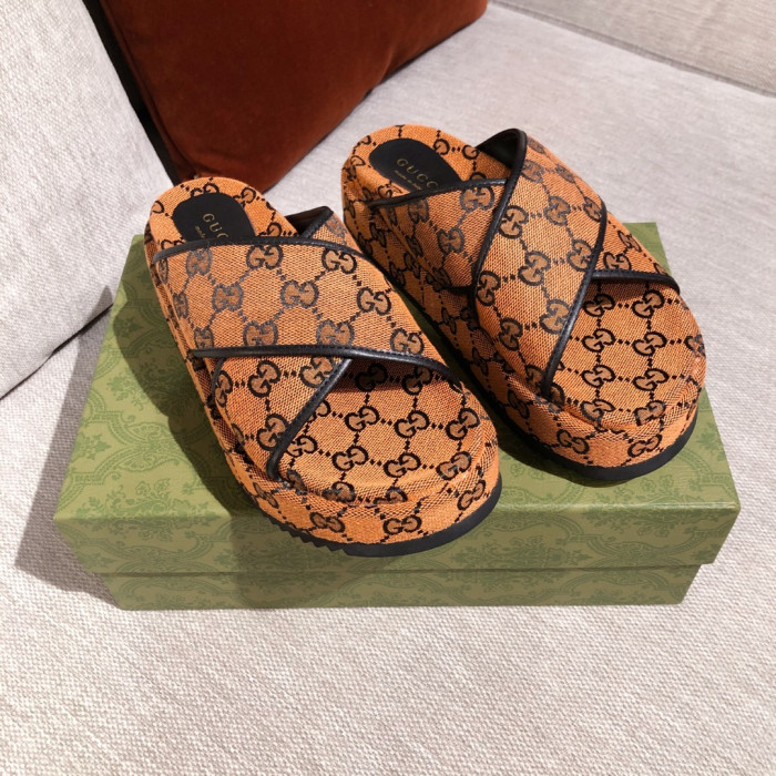 G*u*i slippers