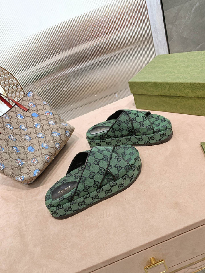 G*u*i slippers