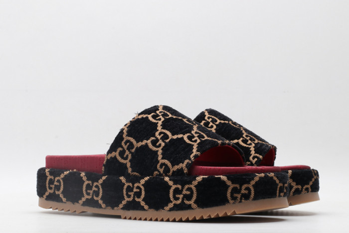 G*u*i slippers