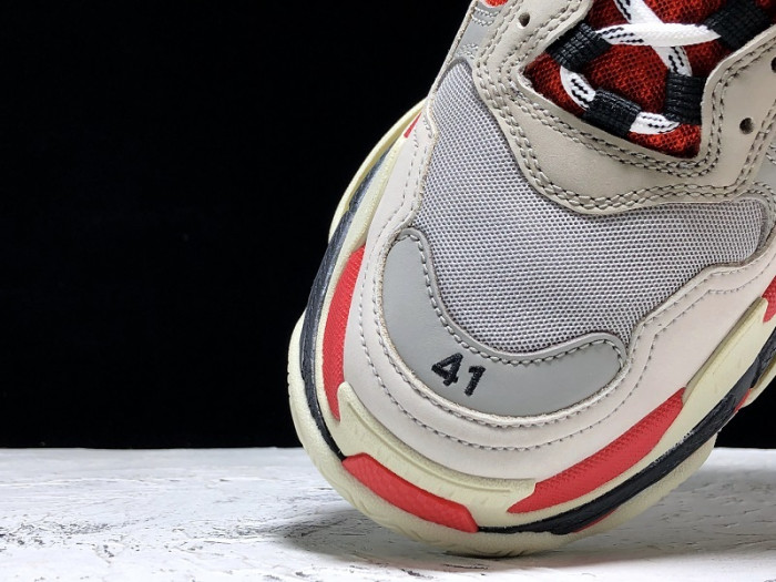 blcg triple s trainer  grey red 536737 w09oh 6151