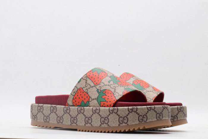 G*u*i slippers