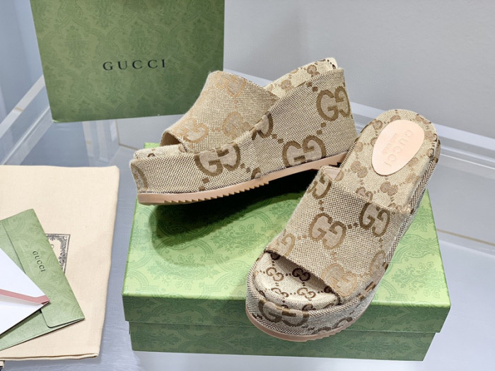 G*u*i slippers