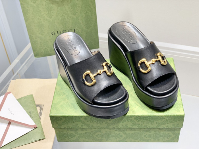 G*u*i slippers