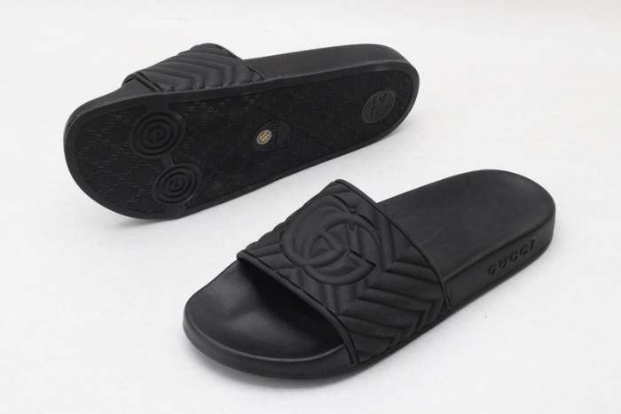 G*u*i slippers all  black