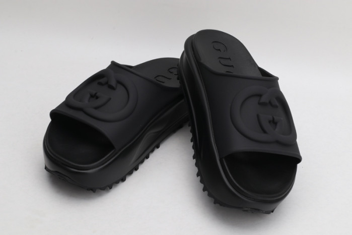 G*u*i slippers