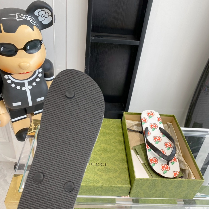 G*u*i slippers