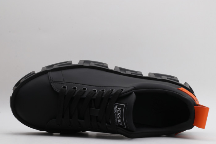 vers sneakers