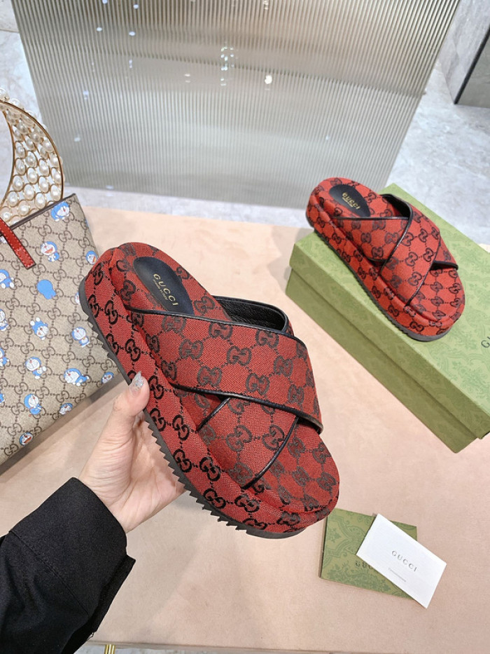 G*u*i slippers