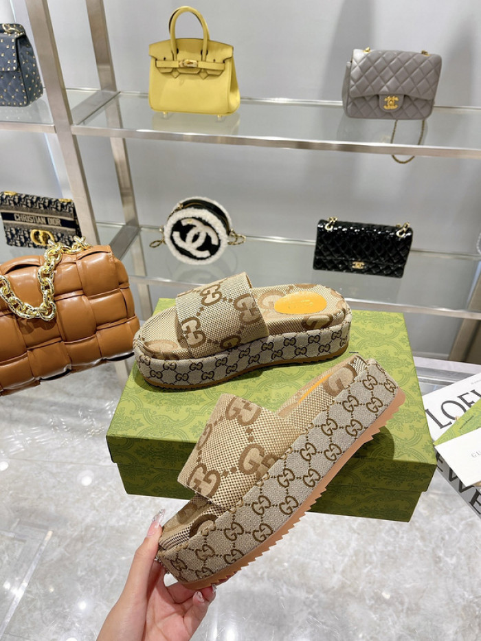 G*u*i slippers