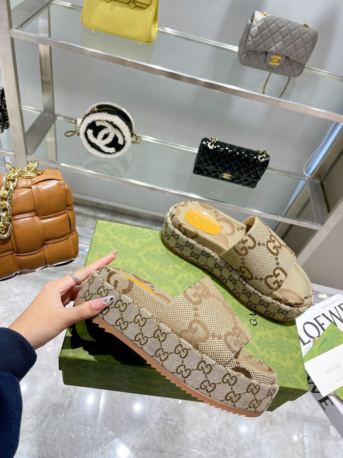 G*u*i slippers