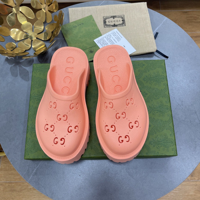 G*u*i slippers