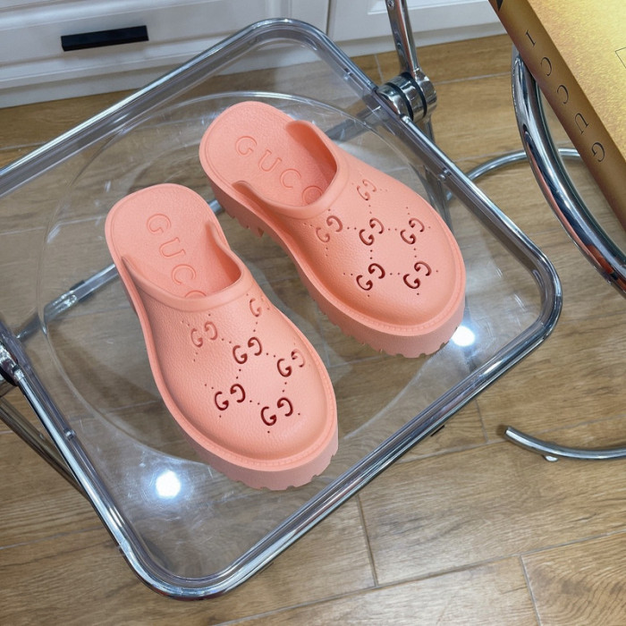 G*u*i slippers